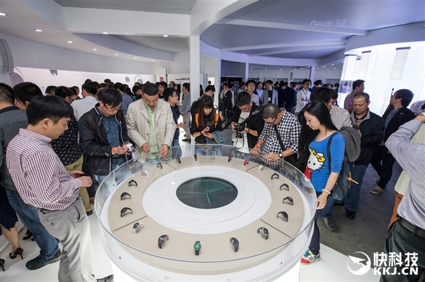����Բ�������ֱ�Gear S2���ڴ��8Сʱ��18��