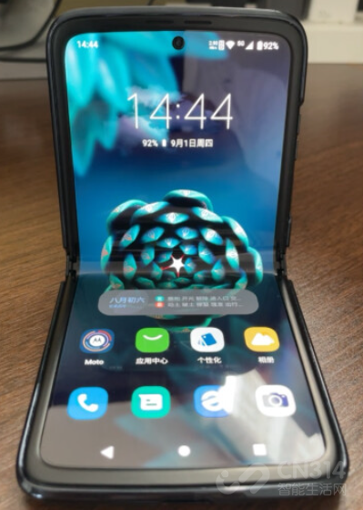 Եʹãmoto razr 2022