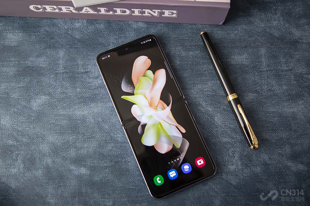 最美折叠屏手机 三星 Galaxy Z Flip4图赏！