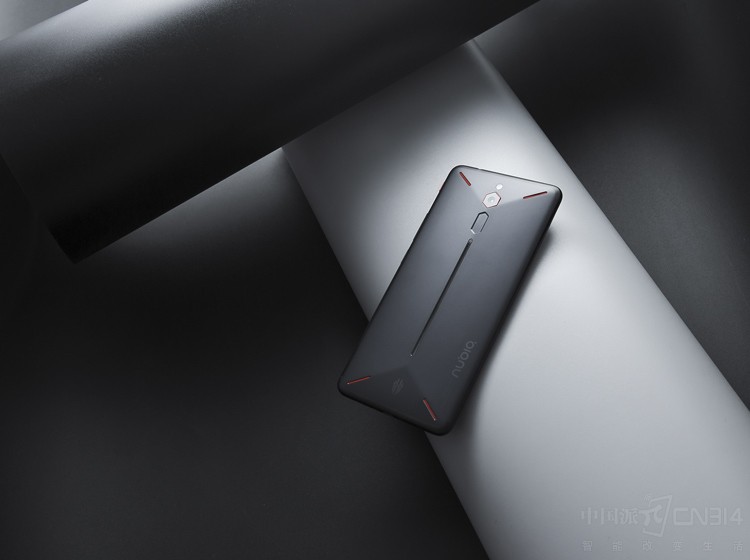 技术不行装备凑 想要吃鸡怎能没有红魔?