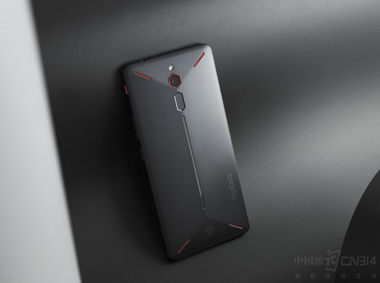 技术不行装备凑 想要吃鸡怎能没有红魔?