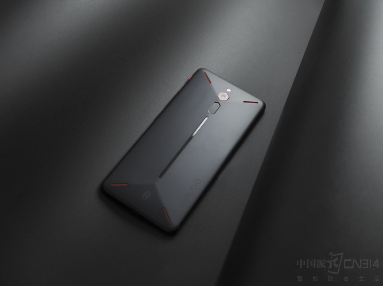 技术不行装备凑 想要吃鸡怎能没有红魔?