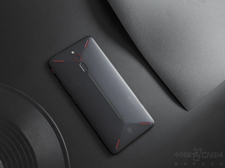 技术不行装备凑 想要吃鸡怎能没有红魔?