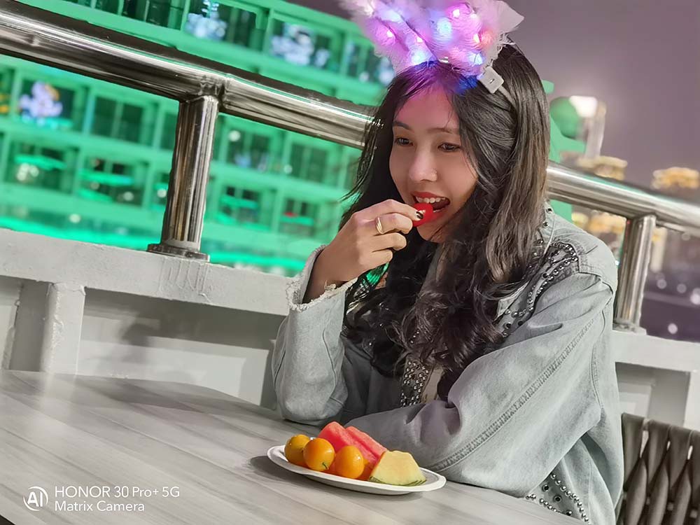 ������ҹ��Լ�� ��ҫ30 Pro+�ڻ�С���