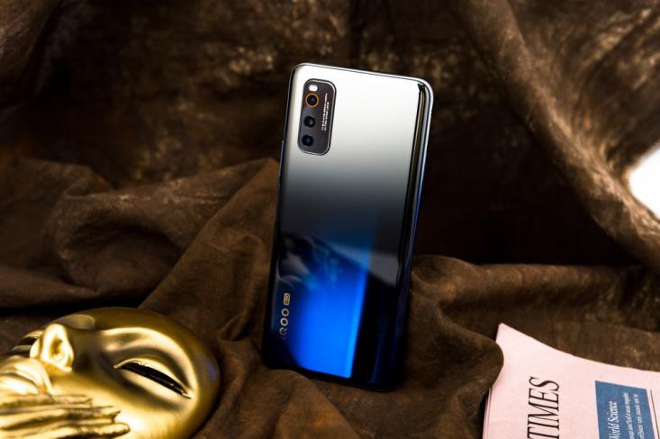 拍照丑女友生气?iQOO Neo3给机会弥补! 拍照丑女友生气?iQOO Neo3给机会弥补!