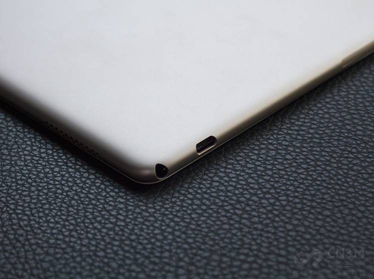 �ڲ���ӵ�г��ӿں�3.5mm�����ӿڣ�����ڱ�Ե��Ҳ��Ϊ�����û�ʹ�ö������裬����߳��ʱ����ӷ��㡣