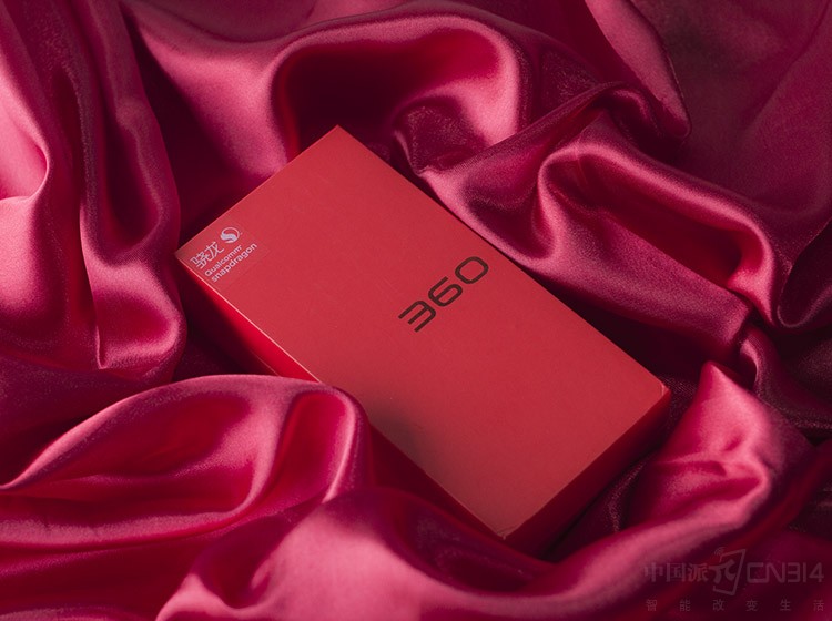 ��ҿ��ܰ�Ŀ�ⶼ����360�ֻ�N7 Pro�����ˣ���Ҳ��Ҫ����N7 Liteͬ����һ���ɫ�Ĳ�ƷŶ����Ȼ˵û��Pro�汾��ô��ţ�����������㣬���û�ֻҪ1199Ԫ�𲽵ļ۸����ɸ��ӳ����Լ۱ȣ��������Ҳ����1799Ԫ������ע��ʵ�ݵ������˵�Ƿǳ����ʵġ���ô�����������������û��ľ�����ͼ�ɡ�������360�ֻ�����ļ�Լ��װ�������ֻ��һ��˶���360 logo�����ɫ�İ�װ��Ҳ�������������һ���ɫ���ǲ���Ҳ��ȼ��������ġ�����������أ�Ҫ֪��360�ֻ�����������ģ�����Ҫ���ľ��Ǵ��������µ����顣