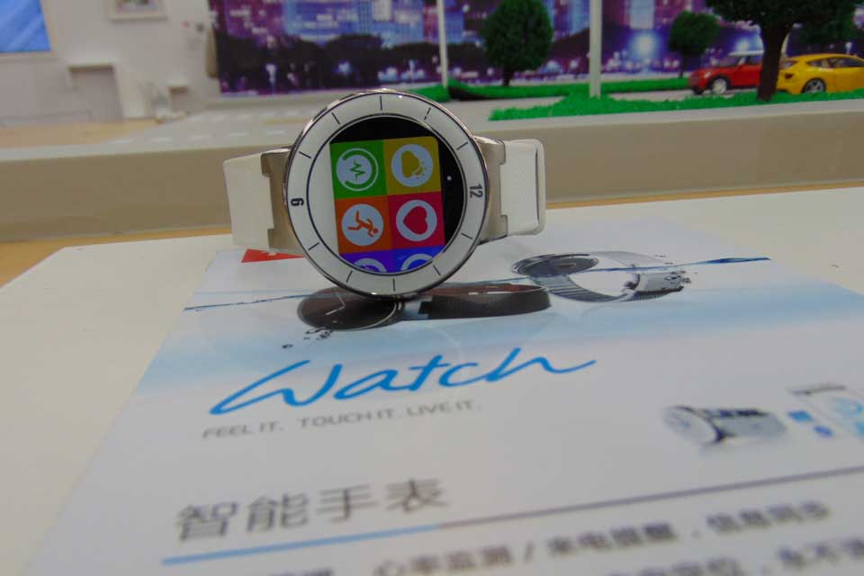 ����֧��ң���ֻ����պ����ֲ��ţ�����ʱ��Լ2.5�죬֧��Android��iOS����ϵͳ��|TCL�����ֱ�