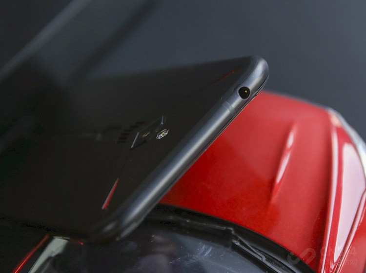 ͬʱ����ħ3��������3.5mm�Ķ����ӿڣ����������ֻ��г��зǳ��ټ��������ǵ����������֣�������Ϸ�л�ø�Ϊ��׼�ġ�������λ���������׶��ǳ��б�Ҫ������һ�Ƕ�Ҳ�ܿ�������ħ3�Ļ����Ƚ��˱����������6.65mm��Ҫ֪����ħ3����������5000mAh�Ĵ��ء�