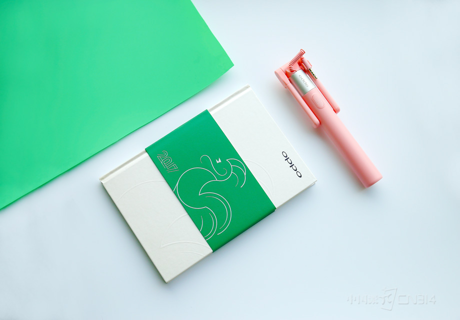 ������װ����һ�����°ף��ټ�����ɫ��׺�����ղ�ʧ���£���Ȼ��OPPO�ķ��