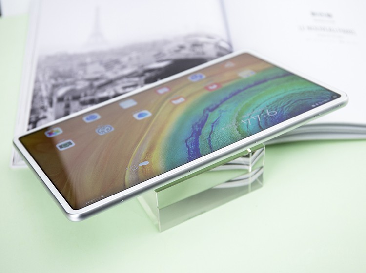 ��Ϊ�������ƽ���ϳ������²����¹��գ���þ�Ͻ�������ڲ�Ʒ�п�����������460g������7.2mm�������˱���ӯ����������͸о���������һ�����ᣬ�������̫�ฺ����