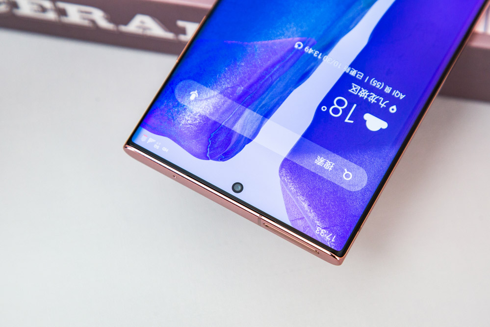 �������棬���ǵ�����ŶӸ�6.9Ӣ�������Note20 Ultra�䱸��4500mAh�ĵ�أ�������Ǵ�����������ٶ�������������ƫ�����ݹ���˵������������͵�25W�����������Note20 Ultra��磬30���ӿɽ������������Note20 Ultra����50%���������ٶȣ�ֻ�ܺ�ƻ���Ա��ҵ���Խ��