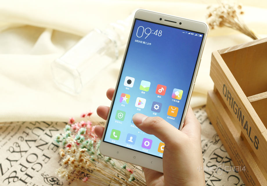 С��Max��6.44Ӣ����������˿�����Ұ��ͬʱҲ�����˲��ٱ׶ˣ�������Ļ˶�����Ի��鲻�Խ��������ճ��ֻ������ȣ�������ָ̫�̿���ס�ֻ���ֻ��˵�������װɡ�