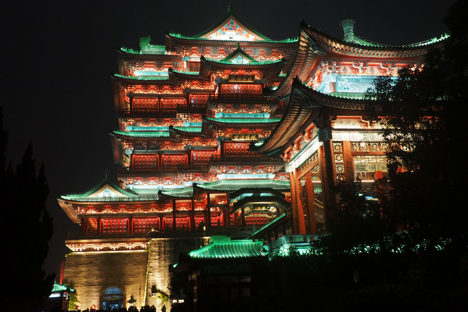 �����󣬽���������¥֮һ��λ�ڽ���ʡ�ϲ����������ؽ�·�ӽ�������ʼ�����Ƴ��������꣬����̫��������֮�ܡ�����ԪӤʼ���������������ʫ������ʫ�䡰��ϼ�������ɣ���ˮ������һɫ��������������