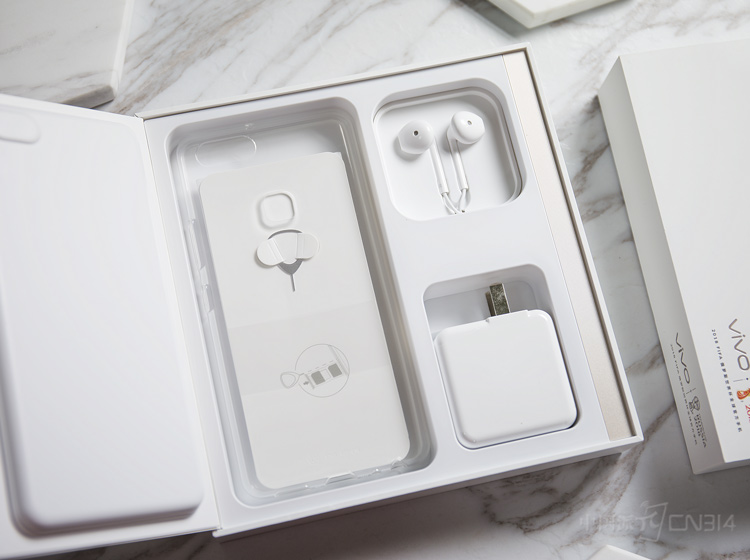 ��ʵ�ڰ�װ��vivo X20Plus��X20����û���κ������ںб���Ĳõز��÷�ҳʽ��ƣ������һ���顣������������������������ߡ���ˮ�����ס������һӦ��ȫ��