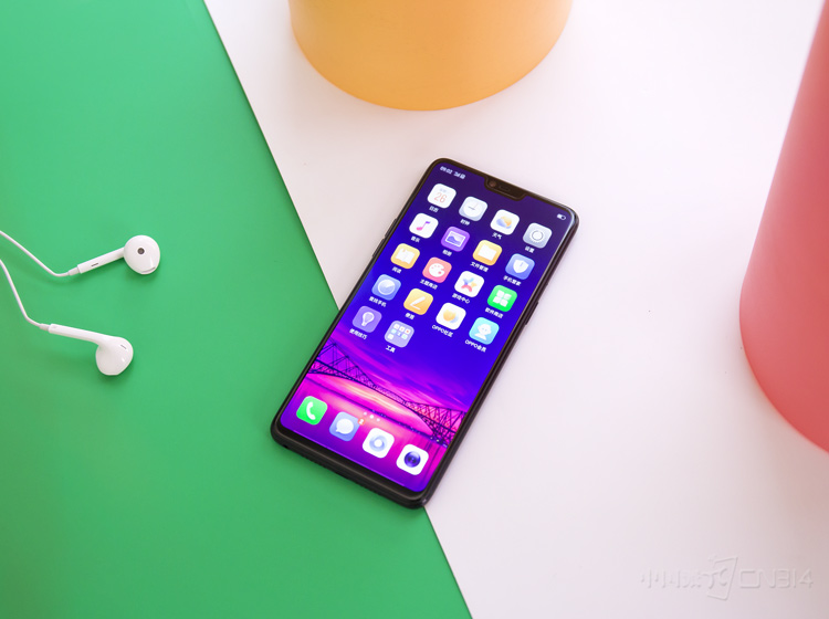 OPPO R15���õ���һ������ȫ��������������һ��U�͵�С�������°͵Ŀ��ȿ������ã�OPPO�ٷ�������ռ�ȴ�90%����˸ߵ���ռ�ȸ�������������Ӿ����顣