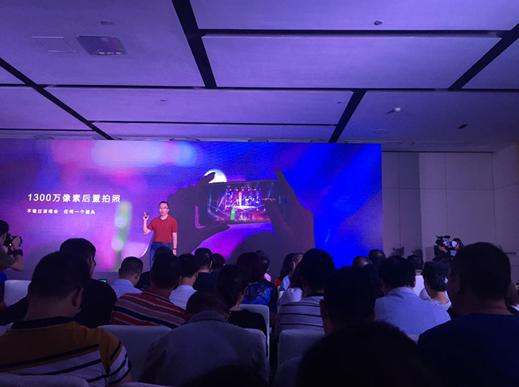 ���������Ҫ�ĵ�������ҫV9 play �䱸1300���������ͷ��ͬʱ��ӵ��ˮӡ�������ʳģʽ��������Ƭ�ȶ�������ģʽ�������շ�����߿����ԣ�����������ӳ�ɫ��