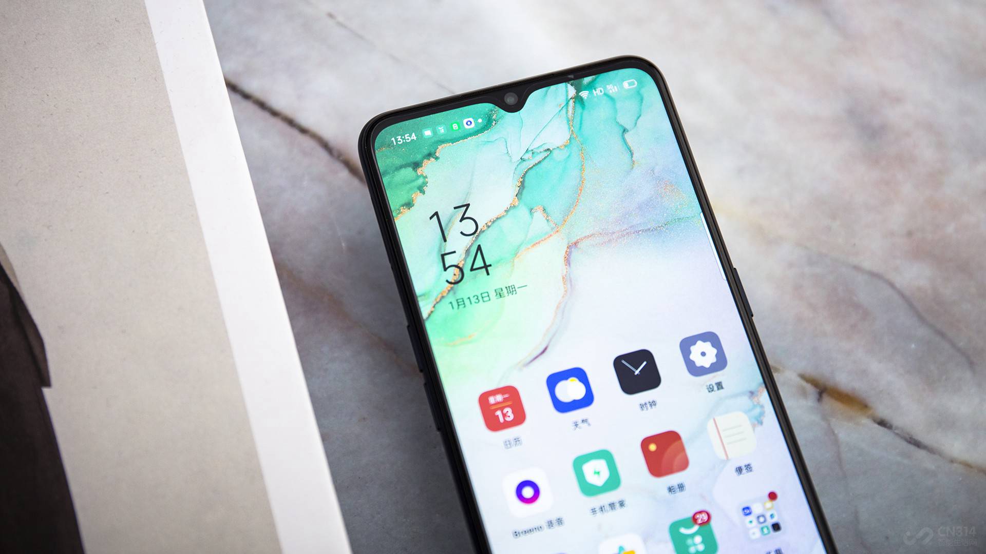 ��Ӳ��������˵��Reno3ʹ�õ�����������1000L������������̨����7nm���մ��죬���ĺ�A77���ĺ�A55��ɣ�CPU�����Ƶ�������1000�����½���GPUΪMali-G77���ڲ�����5G������֧��Wi-Fi 6��5G˫��˫����˫ƵGNSS��������������������һ���ۺ����ܳ�ɫ��5G����������Reno3 Pro���ص�����765G������ͬ���ǳ�����������7nm EUV�����Ƴ̴��죬����Kryo 475 CPU��GPUΪAdreno 620����һ����͵��ж�5G��������