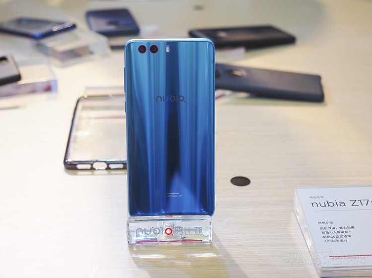 ˫�㾵ͷ��LED����ƣ��ڻ�������һ���ſ���