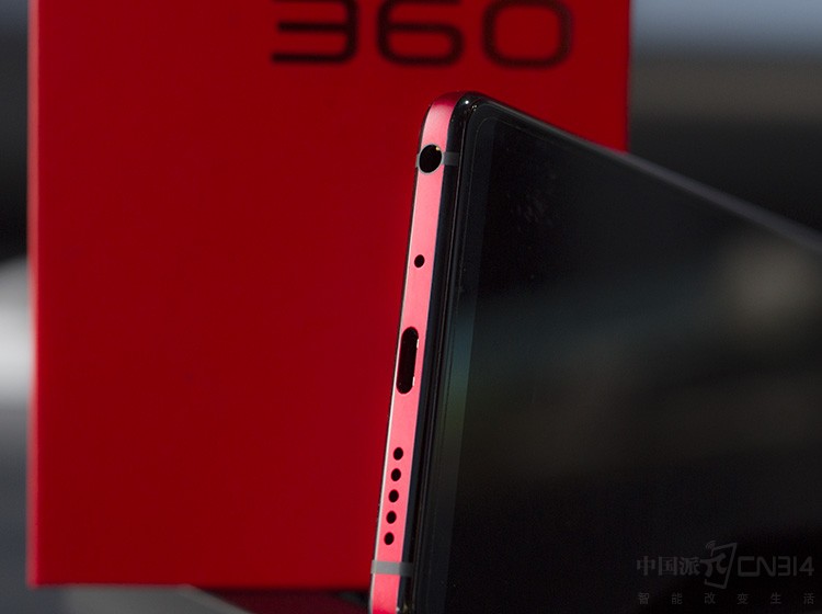 360�ֻ�N7 Pro�����ײ���3.5mm�����ס�ͨ����˷硢USB Type-C��Դ���ݽӿںͶ������������䱣��3.5mm�����׵���ƣ�Ӧ�û������ְ����߸е��൱���ġ�