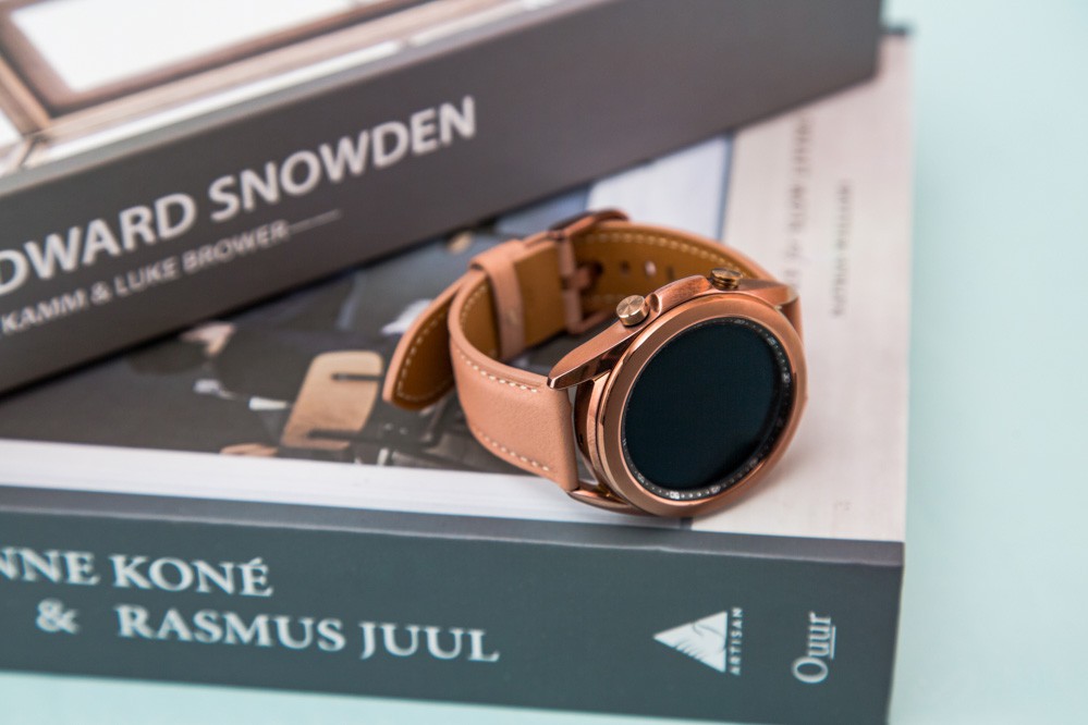 ��ʾ�����棬41mm�汾��Galaxy Watch3����ʾ���ߴ�Ϊ1.2Ӣ�磬����ɺ���ֵ��30.2mm������������û���˵�������ߴ����㹻�Ŀռ�ȥ�鿴��������ֱ��ϵ����ݣ��������С����ʾ��������һ��֧��ȫʱ��ʾ��Super AMOLED��Ļ���ֱ���Ϊ360x360���أ�ppi�ܸߣ�����1600��ɫ��ɫ�ɫ�ʱ��ֺ�ϸ�塣