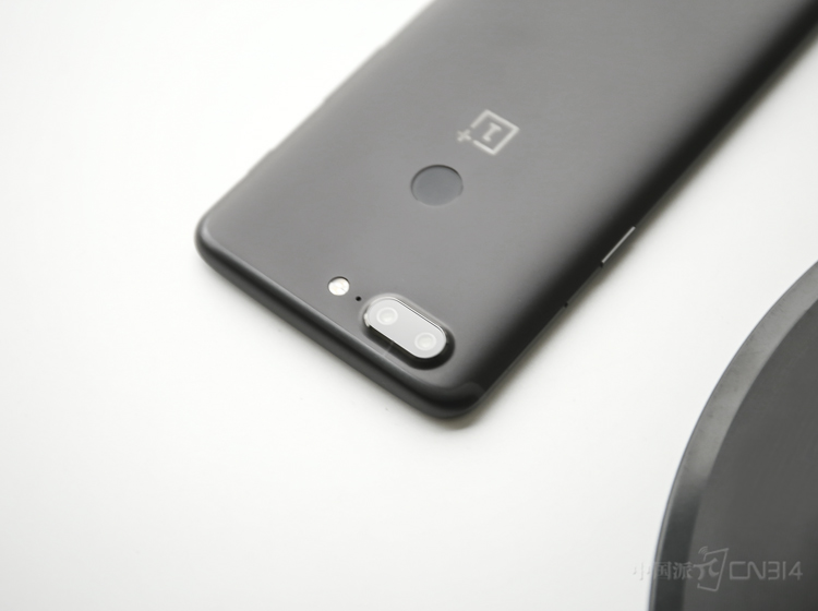 һ��5T����1600��+2000��˫�㣬��λ���سߴ�ֱ���1.12��m��1.0��m������f/1.7��Ȧ�����Ŀǰ�����콢�ֻ����ԣ�һ��5Tӵ�и��ߵ����أ������Ч�����Զ�����