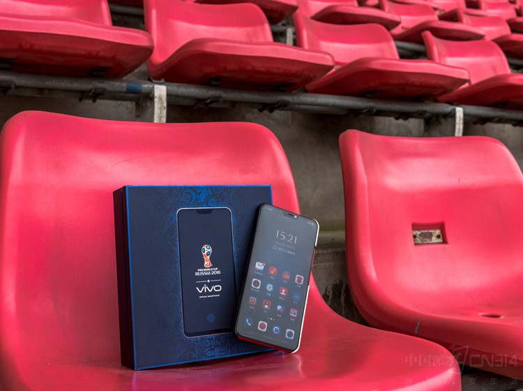 �˴�vivo X21���籭�Ƿ�����֮ǰ����ָ�ư�������������籭Ԫ�ص�ֲ�룬��������ǰ�Ļ��ƣ����籭��LOGO�Լ����ⶨ�Ƶ�UI��Jovi�˹����֡�