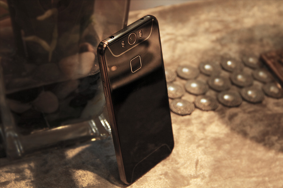 �����п���ò���ֲ��ʣ����Ҿ����ܵı�������ֲ��ʱ������ʸУ��Ӳ����ܹ����������Ե�C�ǣ���ΪGigaset ME������ʹ����2.5D������ͬʱ������п�Ҳ��һ���Ļ��ȣ����ǹ�ͬ�������������Բ���C�ǡ�