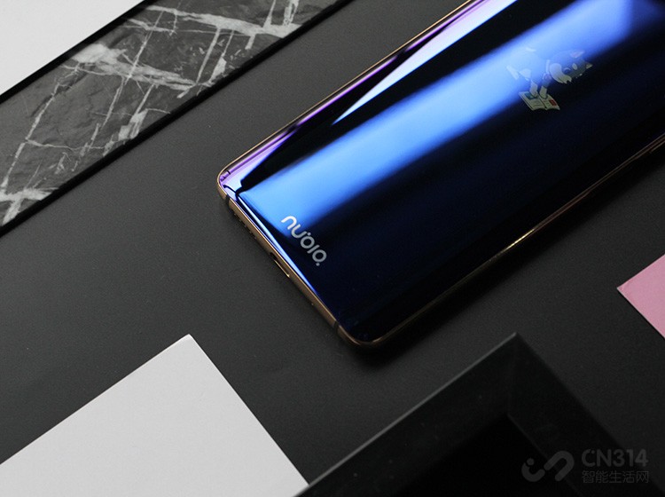 ����ƽ���Ĳ��������£�������һ��5.1Ӣ��OLED������������������IDT������ʾ�������������벣�����������Ϊһ�壬�����˼��µ��Ӿ����顣