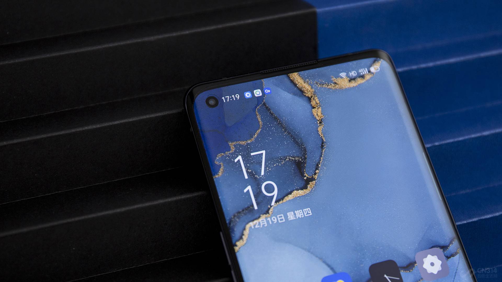 OPPO��Reno3 Pro���״�ʹ�����ڿ�����ƣ��׾�����3.92mm���������Ͻ�˿�����Ե�ͻأ��������״̬���ĸ߶�һ�¡���Ļ����������Ҳ��Ȧ�ɵ㣬�ߴ�90Hz����Ļˢ�������ֻ����ճ�ʹ�ø�Ϊ����������OPPO�ڶ���ֻ��϶������˸�ˢ���ʵ���Ļ�������������ֻ�Ӳ������һ���糱��