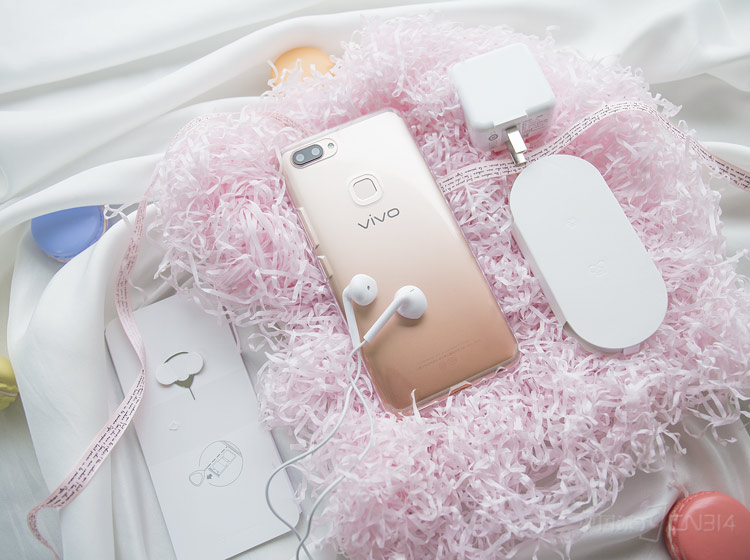 ������棬vivo X20�λ÷���������ɫһ����ӵ��ȫ�����ֻ�����������������ͷ�������ߣ����ͷ����Ϊ18W���ʣ�֧���Լҵ�˫�������似����