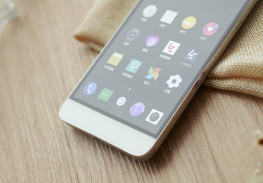 cool1�ֻ����ð�ɫ��ǰ�����ƣ����±߿�Ҳ��ƵñȽ�խ���������еĸо�Ҳ�ǳ�������