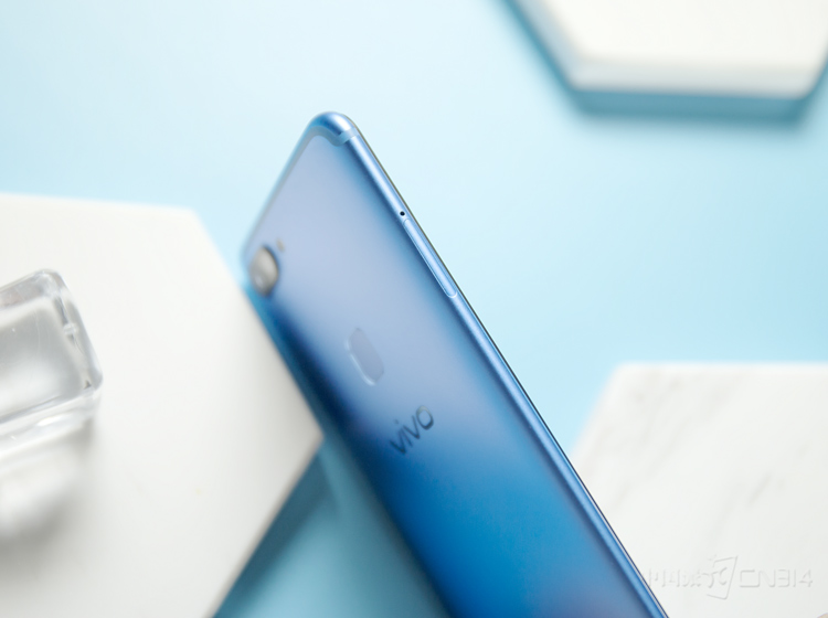 ����λ�ڻ�����࣬����˫Nano����Nano��+SD����ѡһ������ơ�