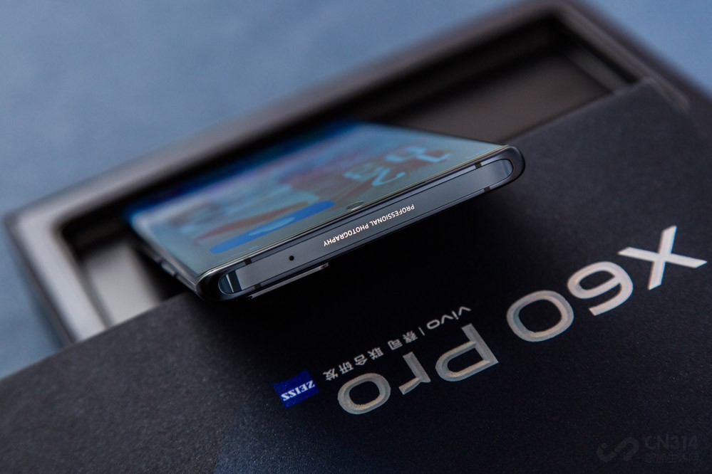 أǷǳ5Gֻȥһõɢģ飬вϼֻӰĴռÿռ󣬵5Gֻܹ8mmҵĻѾΪɫvivo X60 Pro178g7.59mmһɫ汾7.69mmǷǳᱡơ