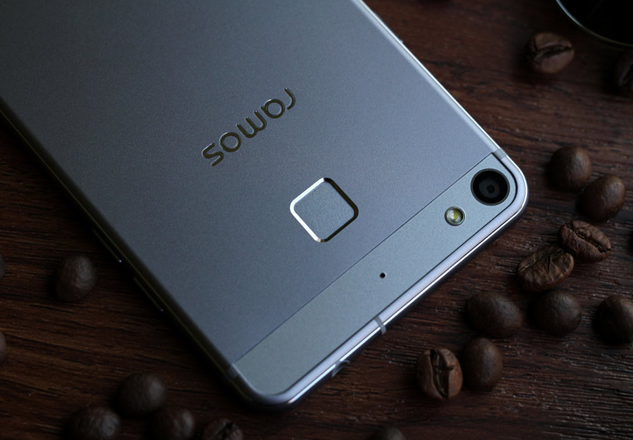 �����Ϸ�Ϊ1300����������ͷ��ָ��ʶ��ģ�顣����ͷӵ��5P Largan��������ͷ�飬��Ȧf/2.0������Ż��㷨���ڻ��ʡ����롢��ƽ��ȷ����������������ָ��ʶ����ð�ѹʽģ�飬����0.2����ɽ�������ȷ��Ҳ�ߴ�99.8%���ϣ���֧��Ϩ����������Ϊ�����û��Ĳ���ϰ�ߡ�