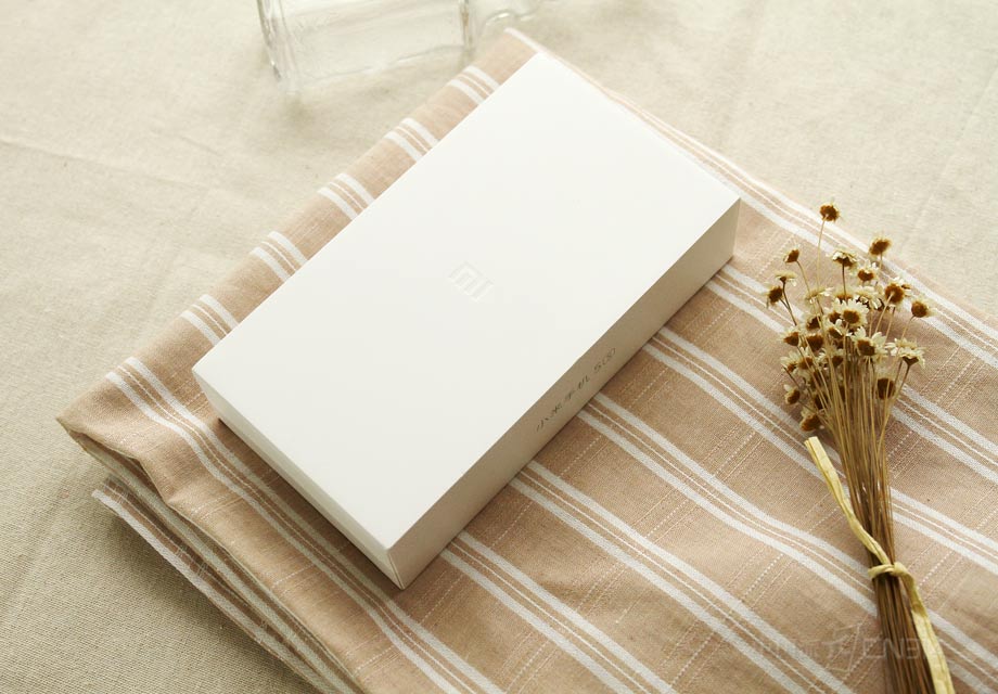 ��һ�η�����С��5S��һ�θ�����С���ֻ��İ�װģʽ������ȡ�����ֻ����������Ƭ��ת����һ������С��Logo�����Գ�С�׸��ӳ������Ʒ��