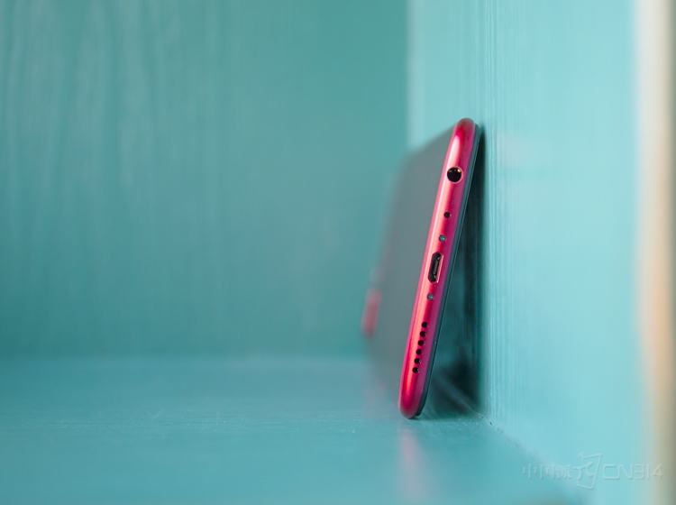 ֵ��ע����ǣ�vivo X20������3.5mm�����ף���Ŀǰ������ܱ߳����ö������ֻ�֮һ��