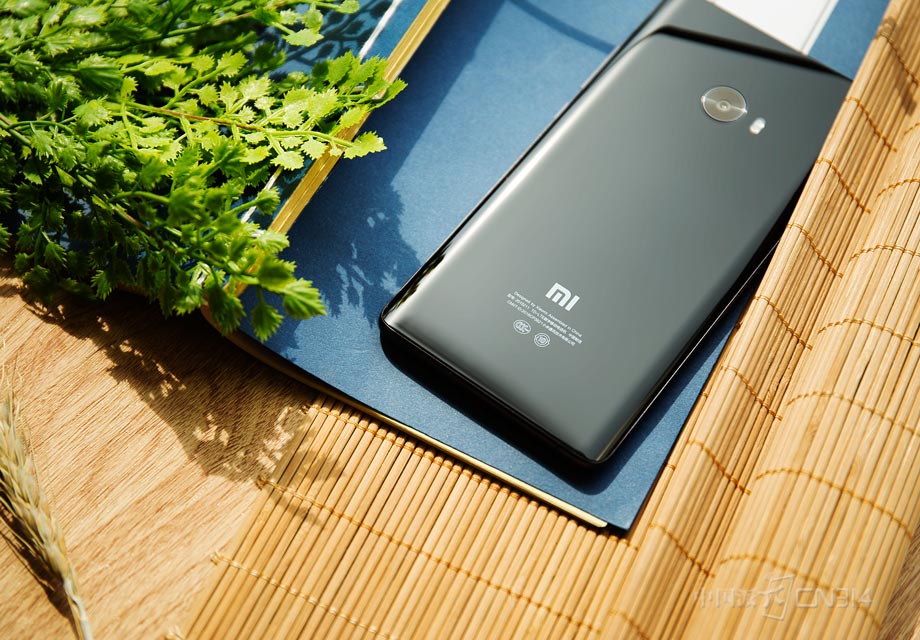 ���⣬���Ҳ��ע�⵽�ˣ�С��Note 2���������ǰ��ڲ����Ǽ򵥵ĵ�ɫ�������ڲ�ͬ�Ĺ��ջ����»���ֳ���ͬ����ɫ����ǿ�ҵ�������ʸС��ٷ���δ�й��ڹ��յ���ϸ���ܣ����͹۸������������״�������Galaxy S6ʹ�õķ������Ϲ��շǳ����ơ�����˵�����ڲ����ǰ��¸�����һ���������ɫ������ʣ��ڲ�ͬ�����»���ֳ���ͬ����ɫ��