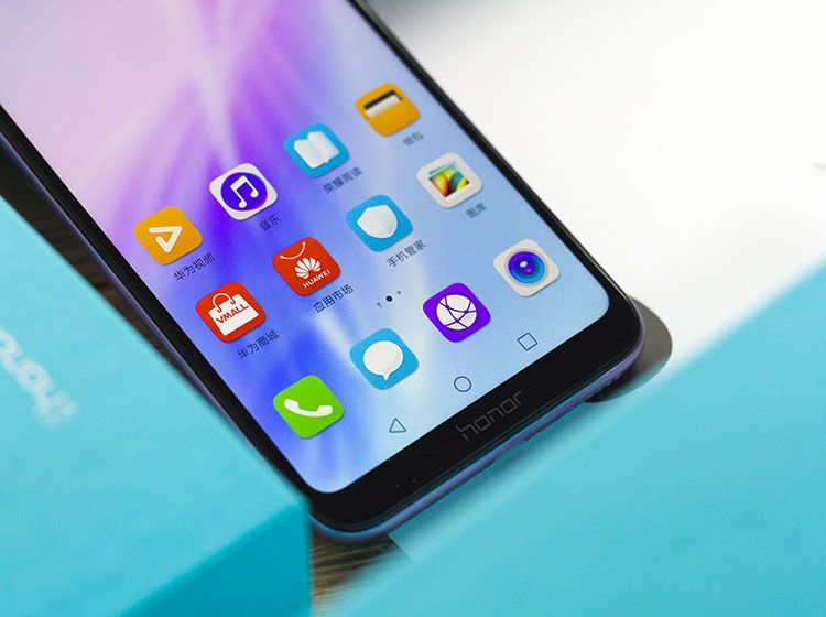 �ֻ��ײ��ܿ�����honor����logo���������ڴ������ҫ��������˵���ſ϶���İ�������Ǵ�������ҫ����ϵ��ʷ����������4000mAh�����أ����ˡ�İ������