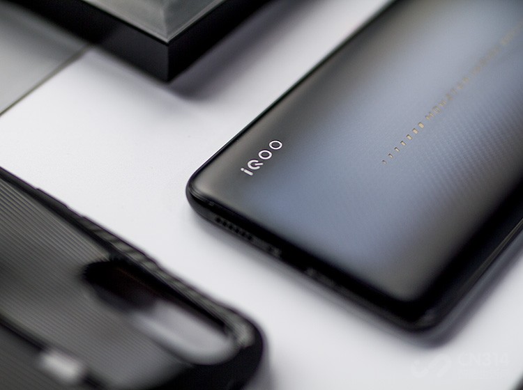 3��1������vivo������Ʒ��iQOO�»����ڷ���������ֻ�����ҪӲ���ڷ����Ὺʼ֮ǰ���Ѿ��õ��˲����ع⣬�������������ŷ��֣���ЩӲ�������������е�ʵ����ֻ����һ����ġ�С�ŵ㡱����δ�������12GB+256GB��ʿ�ڰ�ͼ�ͣ�ϣ�����ϲ����