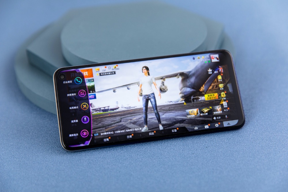 νðܵӲҲҪ㹻ɢȣɢȷ棬iQOO Neo3ʹ˳ҺɢȣʮһҺɢϵͳ֤ϷʱõŵϷ顣