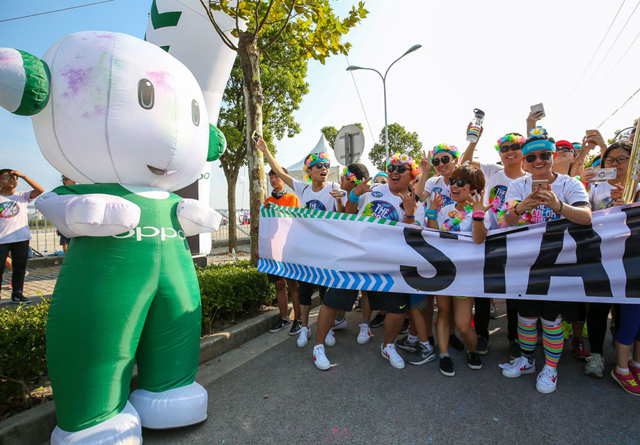 ��Ϊ�˴� The Color Run �Ϻ�վ����ϯ������飬OPPO����СŷҲ����Ϊ������Сŷ����ƾ�躩�ȵ�����͡��˼��˰����Ķ�Ȥ������