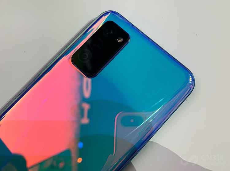 ���������������һ�󿴵㣬����ģ��ȴ�ͳ��ֱ���е�ɢ��ģ��Ҫ�������ࡣ������������������3D������ʹ��AGĥɰ���ս��д�ĥ��ӵ�г�ɫ�ķ�������ָ���Լ��͹β���������ҫV30ϵ�в��õ��ǲ��ָ��ʶ�𷽱㣬λ�øպ��ڴ�Ĵָ�ܹ����ĵط��������������Ч����������Ļָ�Ʋ