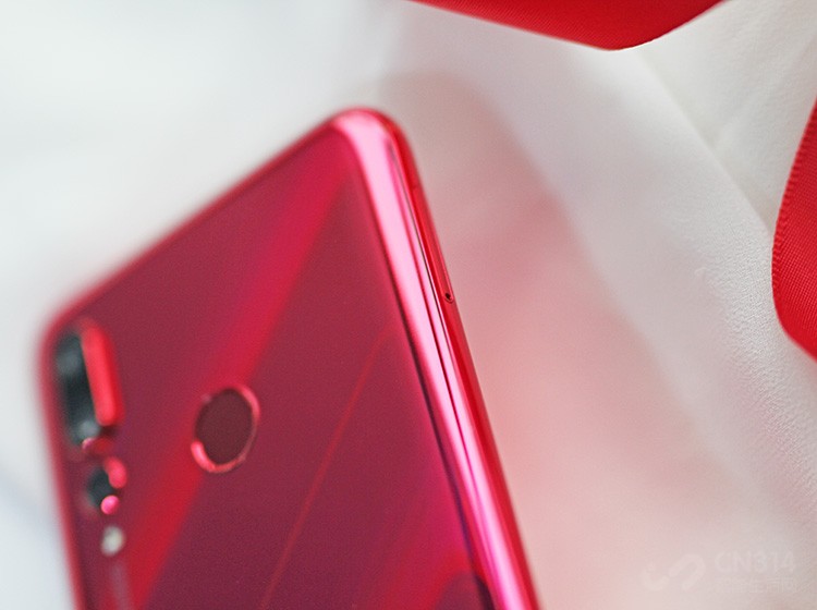 ����ȫ����ȷʵ�����۳̶��ϱ�����ȫ����Ҫ��Ϊ���㣬��Ϊnova 4ӵ�и��ſ����ۣ�ǿ�������ܣ����ɳ�ɫ�����գ���������nova 4��Ϊnova���˵��³衣�������г���λ������ʮ��������ƻ��зǳ��ߵ��ۺϵ÷���nova 4��Ϊ��һ����ɶȷǳ����ֻ���