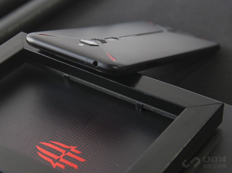 ��Ŭ���ǻ�ûͣ������羺�ֻ�����Ĵ��и�Ϊ��ħ3׼����һ�ס�ɥ�Ĳ��񡱵ġ�5Gս�ס���ֻҪ����ͨ���������ħ3�羺�ֻ��Ӳ����������̽�������Ϊһ��֧��5G��������������ܸ�������������ӳٵ������ƶ�������������Ȼ����ȻŬ����ר��Ϊ��ħ3������һ����չϵͳ�����Բµ�δ������ʵ�ֵ����书�ܻ���ࡣ