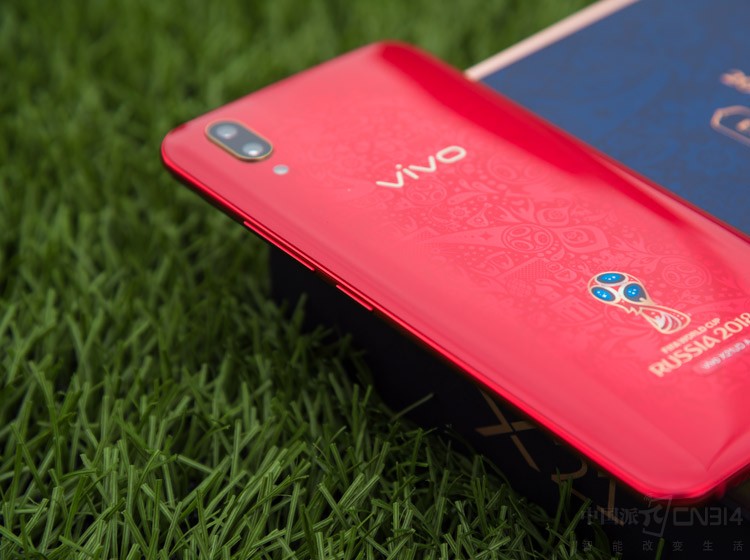 ������ͼ���Ļ�΢�ܹ������ڲ����������棬��vivo���þ��ܵĹ�ѧ������Ƕ���ɵĽ����