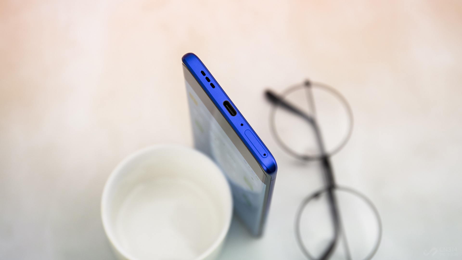 5G�ֻ��������������ɢ���и��ߵ�Ҫ��Reno3 Pro���������ᱡ��5G�ֻ���������������Ҳ�Ƶ����Ǳ�ˡ�����������4025mAh�Ĵ�������أ�����֧��30W VOOC 4.0���似����20���Ӽ��ܳ䵽50%�ĵ�����