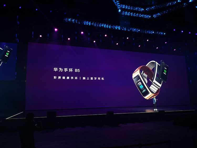 ��Ϊ�ֻ�B5��������һ����������ֻ��������������������ò�ɫOLED��ʾ����ȫ�����򣬲��û�е�ֱ����գ�����Ϊ���沣����Ҳ���Գ䵱���������Ĺ�Ч��