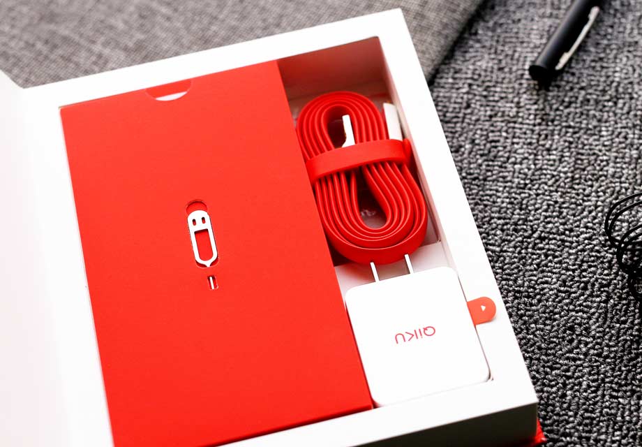 ���˴����ֻ��������Ҳ�ǱȽ��¹���ģ��������ֽ�����������Ҳ��Ȼ�����ż��ķ�񣬰�װ�ڵ��Ҳ�������һ����ͳ���������ڴ�ͳ��Micro USB�����ߣ����ص��й�����ֺù��˵�������