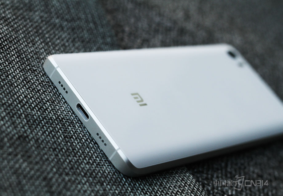 �����ײ�Ϊ������������/���ӿڣ�����/���ӿڲ�����USB Type-C��׼��֧�ֿ��3.0��